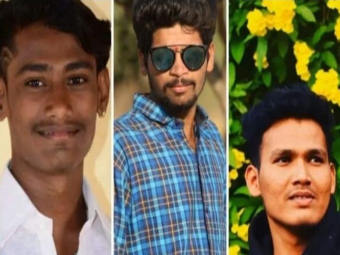Three youths were found dead on the spot by bike in Solapur | धक्कादायक! सोलापुरात बाईक झाडावर आढळून तीन तरुण जागीच ठार Three youths were found dead on the spot by bike in Solapur | धक्कादायक! सोलापुरात बाईक झाडावर आढळून तीन तरुण जागीच ठार