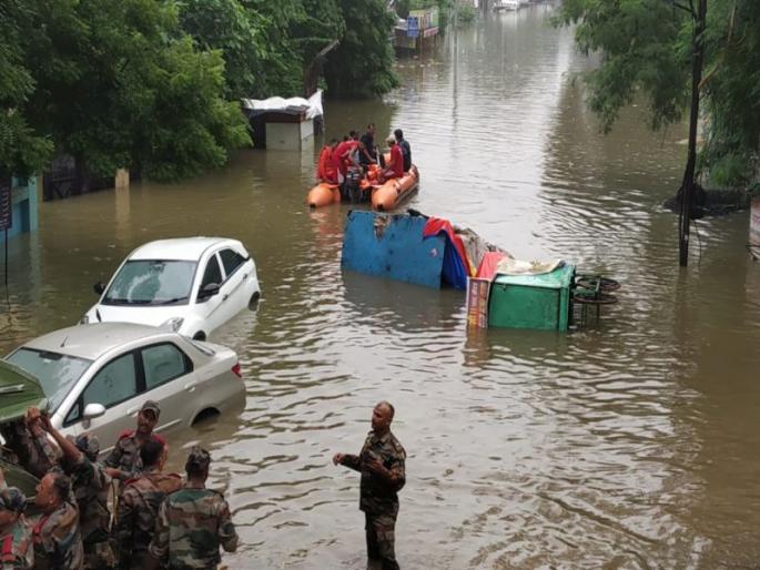 Collector and Municipal Commissioner at the scene; Helpline number issued for help in various areas | Nagpur Rain: जिल्हाधिकारी अन् मनपा आयुक्त घटनास्थळी; विविध भागात मदतीसाठी हेल्पलाईन नंबर जारी Collector and Municipal Commissioner at the scene; Helpline number issued for help in various areas | Nagpur Rain: जिल्हाधिकारी अन् मनपा आयुक्त घटनास्थळी; विविध भागात मदतीसाठी हेल्पलाईन नंबर जारी