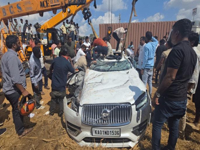 Bengaluru CEO, Chandram Yegapagol and five persons, including two children travelling in an SUV, died in a freak accident after a container truck toppled | ...काही क्षणातच होत्याचं नव्हतं झालं; १ कोटीच्या कारमध्ये अख्खं कुटुंबच मृत पावलं Bengaluru CEO, Chandram Yegapagol and five persons, including two children travelling in an SUV, died in a freak accident after a container truck toppled | ...काही क्षणातच होत्याचं नव्हतं झालं; १ कोटीच्या कारमध्ये अख्खं कुटुंबच मृत पावलं