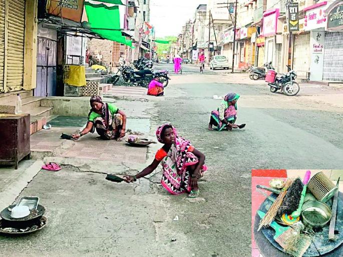 the sonjhari people's struggle for life, they Extract gold from riverbeds and drains for a living | सोन्याच्या कणावर भरते कुटुंबाचे पोट; मृतदेहाच्या राखेचीही 'ते' करतात गाळणी the sonjhari people's struggle for life, they Extract gold from riverbeds and drains for a living | सोन्याच्या कणावर भरते कुटुंबाचे पोट; मृतदेहाच्या राखेचीही 'ते' करतात गाळणी