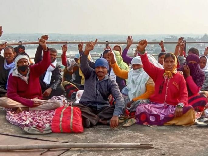 contract workers agitation by climbing on the water tank to demand employment | कामावर घेण्याच्या मागणीसाठी कंत्राटी कामगार चढले पाण्याच्या टाकीवर contract workers agitation by climbing on the water tank to demand employment | कामावर घेण्याच्या मागणीसाठी कंत्राटी कामगार चढले पाण्याच्या टाकीवर
