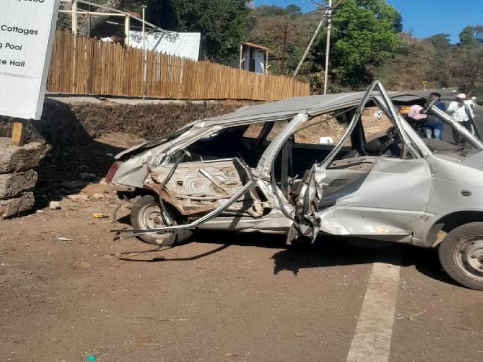 A speeding car hits a divider; Two youths from Satara were killed in an accident near Kas | भरधाव कार दुभाजकाला धडकली; कासजवळ अपघातात साताऱ्यातील दोन तरुण ठार A speeding car hits a divider; Two youths from Satara were killed in an accident near Kas | भरधाव कार दुभाजकाला धडकली; कासजवळ अपघातात साताऱ्यातील दोन तरुण ठार
