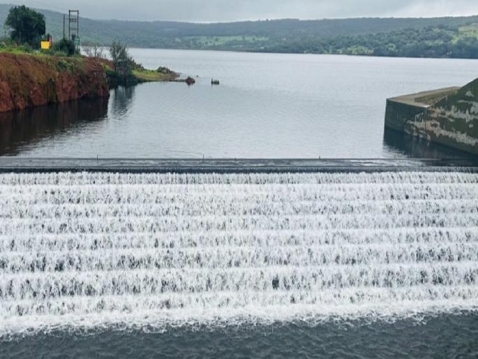 Even though the rain has stopped in Satara water is flowing from the spillway of Kas Dam Crowd of tourists | Satara: पाऊस थांबला तरी कास धरणाच्या सांडव्यावरून वाहतंय पाणी; पर्यटकांची गर्दी