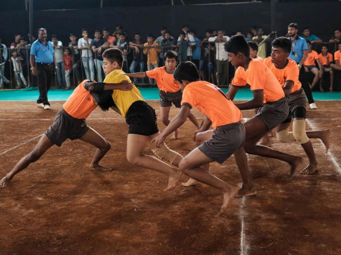 Kabaddi: Sammitra Sports mandal in second round | कबड्डी : सन्मित्र क्रीडा मंडळ दुसऱ्या फेरीत