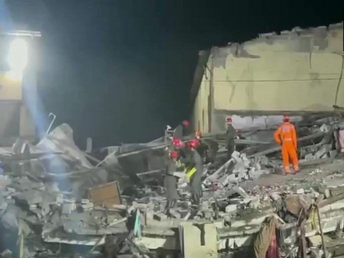 Bhiwandi Building Collapse: Rescue vehicles at the accident site had to face heavy traffic jams | इमारतीच्या ढिगाऱ्यापर्यंत पाेहाेचताना दमछाक; बचाव पथक अडकले वाहतूक काेंडीत Bhiwandi Building Collapse: Rescue vehicles at the accident site had to face heavy traffic jams | इमारतीच्या ढिगाऱ्यापर्यंत पाेहाेचताना दमछाक; बचाव पथक अडकले वाहतूक काेंडीत