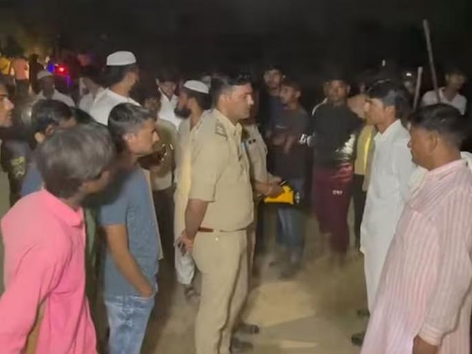 It is alleged that dead bodies are being dug out of graves, villagers are scared | कबरी उकरून बाहेर काढले जाताहेत मृतदेह, ग्रामस्थ भयभीत, केला असा आरोप It is alleged that dead bodies are being dug out of graves, villagers are scared | कबरी उकरून बाहेर काढले जाताहेत मृतदेह, ग्रामस्थ भयभीत, केला असा आरोप