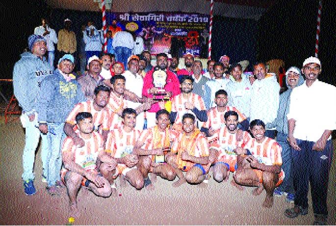 Pune's Sinhagad Sanghvi Sanghigiri Manchari - State's renowned 42 teams participate | पुण्याचा सिंहगड संघ सेवागिरी चषकाचा मानकरी-राज्यातील नामवंत ४२ संघांचा सहभाग Pune's Sinhagad Sanghvi Sanghigiri Manchari - State's renowned 42 teams participate | पुण्याचा सिंहगड संघ सेवागिरी चषकाचा मानकरी-राज्यातील नामवंत ४२ संघांचा सहभाग