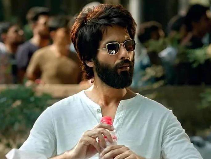 Twitter comes up with hilarious memes on Shahid Kapoor's Kabir Singh | 'कबीर सिंग' ने बॉक्स ऑफिसवर कमवला मोठा गल्ला अन् सोशल मीडियात मीम्सचा कल्ला! Twitter comes up with hilarious memes on Shahid Kapoor's Kabir Singh | 'कबीर सिंग' ने बॉक्स ऑफिसवर कमवला मोठा गल्ला अन् सोशल मीडियात मीम्सचा कल्ला!