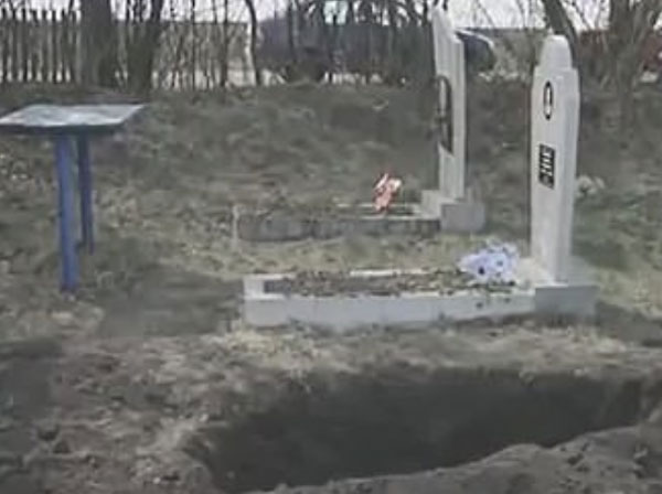 Shocking! shocking news from ukraine woman digs herself out of grave after beaten pnm | धक्कादायक! आरोपींनी ‘त्या’ महिलेला जिवंत दफन केलं; कशी निघाली थडग्यातून बाहेर तिने सांगितलं! Shocking! shocking news from ukraine woman digs herself out of grave after beaten pnm | धक्कादायक! आरोपींनी ‘त्या’ महिलेला जिवंत दफन केलं; कशी निघाली थडग्यातून बाहेर तिने सांगितलं!