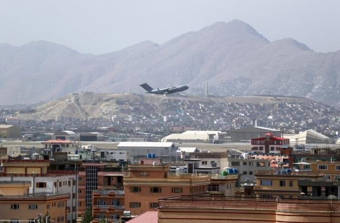 afghanistan crisis several rockets heard flying over kabul targets, missile interceptors fired rockets | काबूल विमानतळाजवळ पुन्हा हवाई हल्ला, मिसाइल इंटरसेप्टर्सने रॉकेट पाडले afghanistan crisis several rockets heard flying over kabul targets, missile interceptors fired rockets | काबूल विमानतळाजवळ पुन्हा हवाई हल्ला, मिसाइल इंटरसेप्टर्सने रॉकेट पाडले