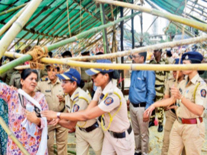 Tension in Dadar; Jain community members aggressive, argument with police over Pigeon issue | कबुतर जा...जा...जा..., की कबुतर आ...आ...आ...? दादरमध्ये तणाव; जैन समाजबांधव आक्रमक, पाेलिसांशीही झाला वाद Tension in Dadar; Jain community members aggressive, argument with police over Pigeon issue | कबुतर जा...जा...जा..., की कबुतर आ...आ...आ...? दादरमध्ये तणाव; जैन समाजबांधव आक्रमक, पाेलिसांशीही झाला वाद