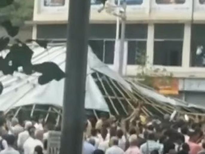 Dadar Kabutarkhana News: Huge protest in Dadar! Protesters remove tarpaulins from pigeon Kabutarkhana, clash with police | Dadar Kabutarkhana: दादरमध्ये जोरदार राडा! कबुतरखान्यावरील ताडपत्र्या आंदोलकांनी हटविल्या, पोलिसांसोबत झटापट Dadar Kabutarkhana News: Huge protest in Dadar! Protesters remove tarpaulins from pigeon Kabutarkhana, clash with police | Dadar Kabutarkhana: दादरमध्ये जोरदार राडा! कबुतरखान्यावरील ताडपत्र्या आंदोलकांनी हटविल्या, पोलिसांसोबत झटापट