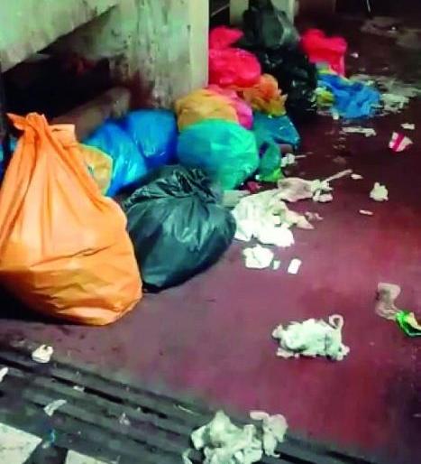 884 patients are the responsibility of only 60 staff; Reality from Mayo in Nagpur | ८८४ रुग्णांची जबाबदारी केवळ ६० कर्मचाऱ्यांवर; नागपुरातील मेयोमधले वास्तव 884 patients are the responsibility of only 60 staff; Reality from Mayo in Nagpur | ८८४ रुग्णांची जबाबदारी केवळ ६० कर्मचाऱ्यांवर; नागपुरातील मेयोमधले वास्तव