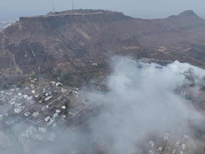 Efforts continue on third day to extinguish fire at Satara Municipality's Songaon garbage depot Rumours that smoke is toxic and dangerous | विषारी अन् घातक धुराची अफवा अन् सातारकरांनी घेतला धसका, तिसऱ्या दिवशीही आग विझविण्याचे प्रयत्न सुरूच Efforts continue on third day to extinguish fire at Satara Municipality's Songaon garbage depot Rumours that smoke is toxic and dangerous | विषारी अन् घातक धुराची अफवा अन् सातारकरांनी घेतला धसका, तिसऱ्या दिवशीही आग विझविण्याचे प्रयत्न सुरूच