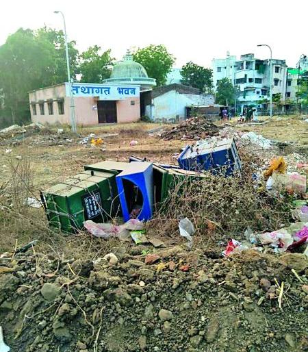 Garbage trash in Nagpur in garbage | नागपुरात कचराकुंड्या कचऱ्याच्या ढिगाऱ्यात Garbage trash in Nagpur in garbage | नागपुरात कचराकुंड्या कचऱ्याच्या ढिगाऱ्यात