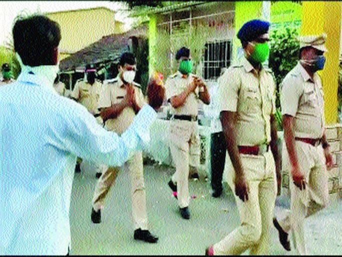 CoronaVirus: Flowers rained on police in Kachri village | CoronaVirus: काचरी गावात पोलिसांवर फुलांचा वर्षाव CoronaVirus: Flowers rained on police in Kachri village | CoronaVirus: काचरी गावात पोलिसांवर फुलांचा वर्षाव