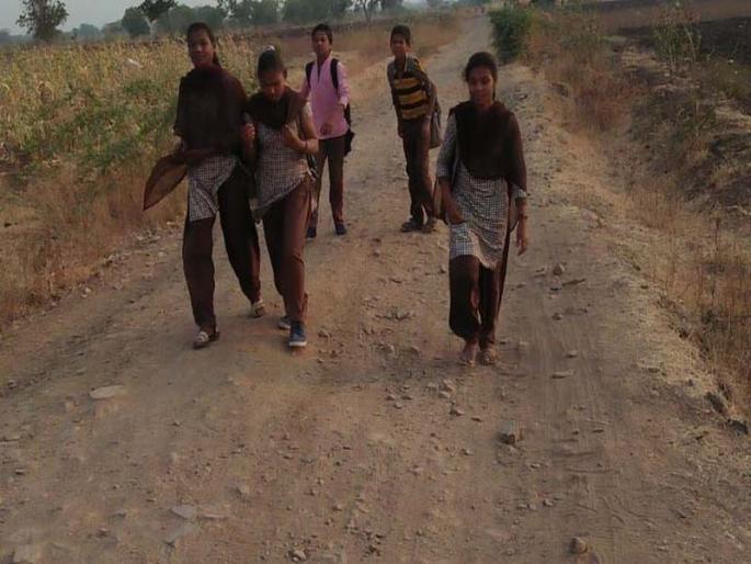 The road clay is still on the path of three generations for education | शिक्षणासाठी तीन पिढ्यांची पायपीट तरीही रस्ता मातीचा The road clay is still on the path of three generations for education | शिक्षणासाठी तीन पिढ्यांची पायपीट तरीही रस्ता मातीचा