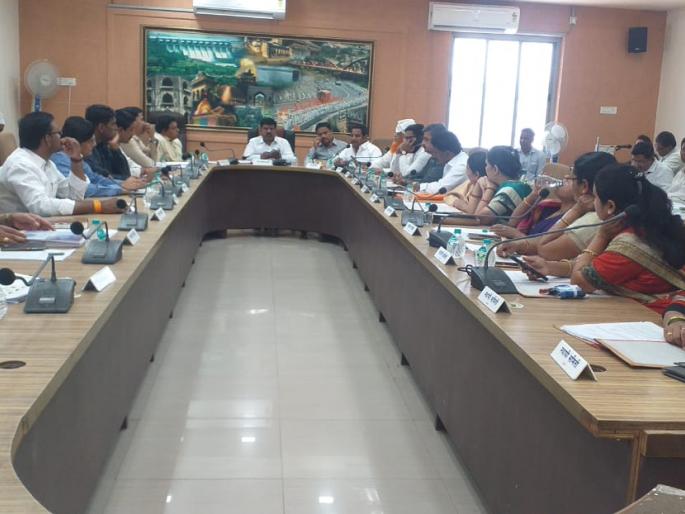 Piles of garbage piled up in the city problems of dogs increased Corporators allege in Standing Committee meeting | नगर शहरात कचऱ्याचे ढिग साचलेत, कुत्र्यांचा त्रास वाढलाय : स्थायी समितीच्या सभेत नगरसेवकांचा आरोप Piles of garbage piled up in the city problems of dogs increased Corporators allege in Standing Committee meeting | नगर शहरात कचऱ्याचे ढिग साचलेत, कुत्र्यांचा त्रास वाढलाय : स्थायी समितीच्या सभेत नगरसेवकांचा आरोप