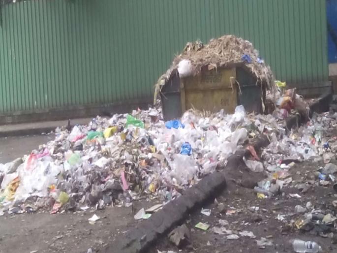 danger zone for health due to dirty empire ! | चिखल, ओसांडणाऱ्या कचराकुंड्या आणि दुर्गंधीचे साम्राज्य ; आरोग्यासाठी धोक्याची घंटा..... ! danger zone for health due to dirty empire ! | चिखल, ओसांडणाऱ्या कचराकुंड्या आणि दुर्गंधीचे साम्राज्य ; आरोग्यासाठी धोक्याची घंटा..... !