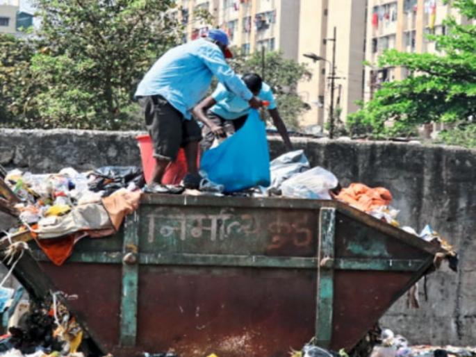 Garbage peoples problems in pune! Serious impact on income after lockdown, no guarantee of security | पुण्यात ३ हजार कचरा वेचकांचा जीव टांगणीला! लॉकडाऊन नंतर उत्पन्नावर गंभीर परिणाम Garbage peoples problems in pune! Serious impact on income after lockdown, no guarantee of security | पुण्यात ३ हजार कचरा वेचकांचा जीव टांगणीला! लॉकडाऊन नंतर उत्पन्नावर गंभीर परिणाम