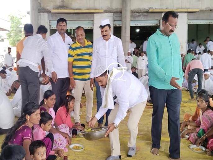A vision of Hindu-Muslim unity; Mahapangat by muslim brothers for 21 years! | हिंदू-मुस्लिम एकोप्याचे दर्शन; कड्यात वारकऱ्यांना २१ वर्षांपासून मुस्लिम बांधव देतात पंगत! A vision of Hindu-Muslim unity; Mahapangat by muslim brothers for 21 years! | हिंदू-मुस्लिम एकोप्याचे दर्शन; कड्यात वारकऱ्यांना २१ वर्षांपासून मुस्लिम बांधव देतात पंगत!