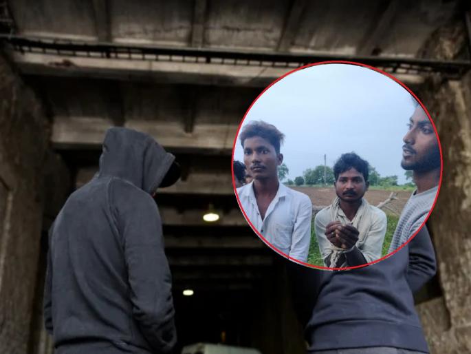 Shots were fired in the air and the robbers retreated and run away; The villagers caught the three | हवेत गोळीबार झाला अन् दरोडेखोर आल्यापाऊली माघारी फिरले; ग्रामस्थांनी तिघांना पकडले Shots were fired in the air and the robbers retreated and run away; The villagers caught the three | हवेत गोळीबार झाला अन् दरोडेखोर आल्यापाऊली माघारी फिरले; ग्रामस्थांनी तिघांना पकडले