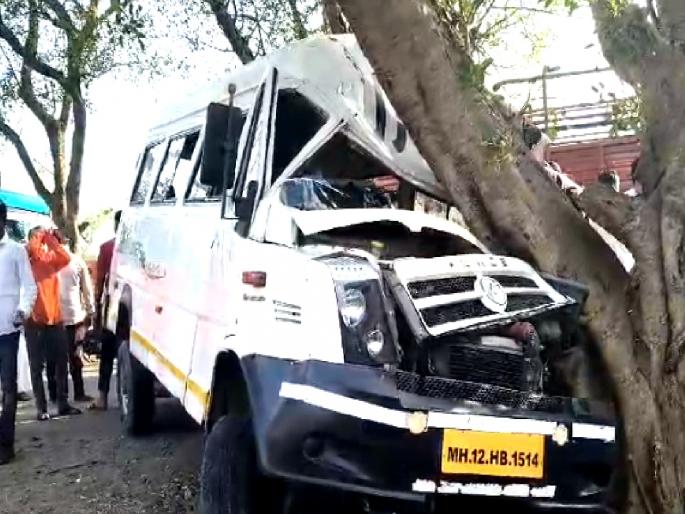 Beed: Private school bus hits tree; Driver and student injured | Beed: खाजगी स्कूल बस झाडावर आदळली; चालकासह विद्यार्थी जखमी
