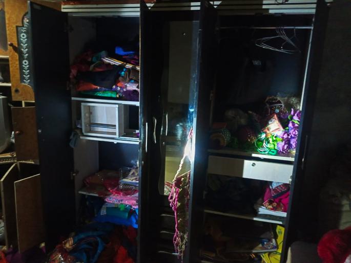 Family in the field and thief in the house; House burglary in broad daylight, property worth Rs 4 lakh 29 thousand looted | कुटुंब शेतात अन् चोर घरात; भरदिवसा घरफोडी, ४ लाख २९ हजारांचा ऐवज लंपास Family in the field and thief in the house; House burglary in broad daylight, property worth Rs 4 lakh 29 thousand looted | कुटुंब शेतात अन् चोर घरात; भरदिवसा घरफोडी, ४ लाख २९ हजारांचा ऐवज लंपास