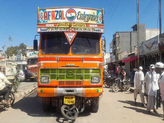 two man hit by a cargo truck in Kada, beed | मालवाहू ट्रकच्या धडकते दुचाकीवरील दोघांचा जागीच मृत्यू, कडा येथील घटना two man hit by a cargo truck in Kada, beed | मालवाहू ट्रकच्या धडकते दुचाकीवरील दोघांचा जागीच मृत्यू, कडा येथील घटना