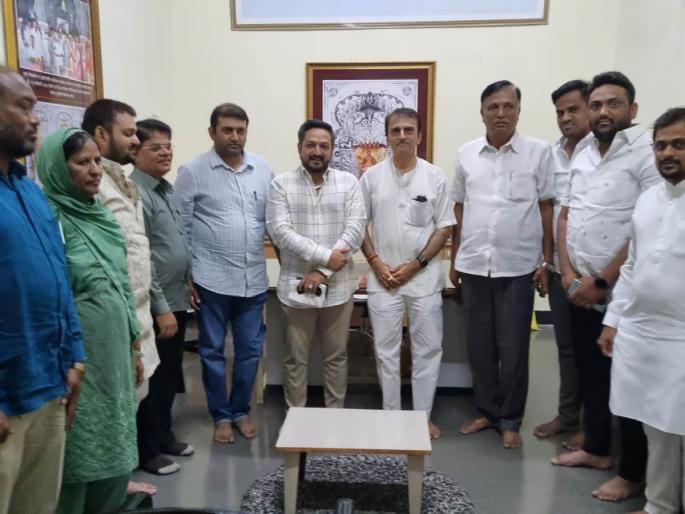 In favor of MIM Qadadis, those who shut down factories will go to the polls | एमआयएम काडादींच्या बाजूने, कारखाना बंद पाडणारे निवडणुकीत पडणार In favor of MIM Qadadis, those who shut down factories will go to the polls | एमआयएम काडादींच्या बाजूने, कारखाना बंद पाडणारे निवडणुकीत पडणार