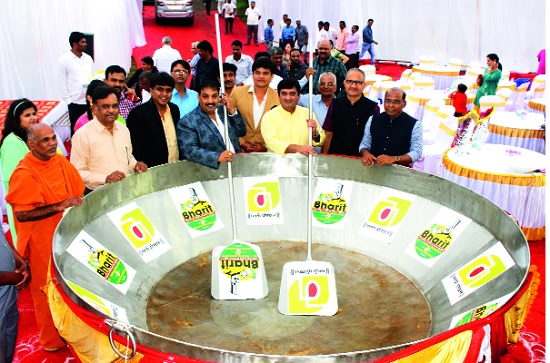 Kolhapur: Transfer of world record in Kheda of Kolhapur - transfer to Konkul Budruk | कोल्हापूर : कोल्हापूरच्या कढईत वांग्याचे विश्वविक्रमी भरीत -कोगील बुद्रुक येथे हस्तांतरण Kolhapur: Transfer of world record in Kheda of Kolhapur - transfer to Konkul Budruk | कोल्हापूर : कोल्हापूरच्या कढईत वांग्याचे विश्वविक्रमी भरीत -कोगील बुद्रुक येथे हस्तांतरण