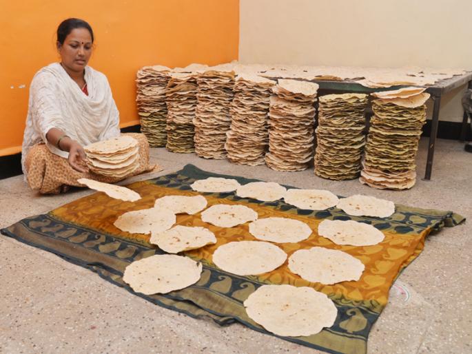 Solapur Brand; Solapur is the home of the society! | Solapur Brand; गृहउद्योगाद्वारे सोलापुरी भाकरीचा ब्रॅण्ड परराज्यात ! Solapur Brand; Solapur is the home of the society! | Solapur Brand; गृहउद्योगाद्वारे सोलापुरी भाकरीचा ब्रॅण्ड परराज्यात !