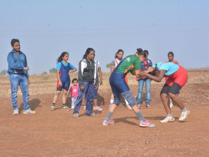 The first woman wrestler of Akola | गावकुसाबाहेरची दंगल गाजविणाऱ्या पहिल्या महिला वस्ताद The first woman wrestler of Akola | गावकुसाबाहेरची दंगल गाजविणाऱ्या पहिल्या महिला वस्ताद