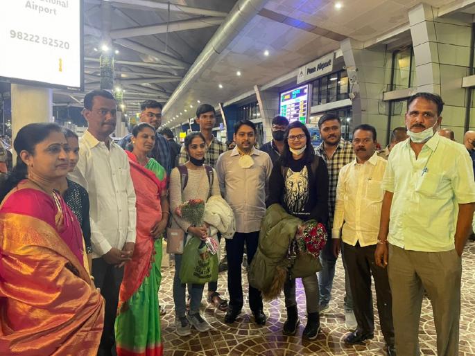 250 Indian students arrive at Pune airport from Ukraine | युक्रेनमधून २५० भारतीय विद्यार्थी सुखरुप परतले; मंत्री कदमांनी केले शिवांजली, ऐश्वर्यांचे स्वागत 250 Indian students arrive at Pune airport from Ukraine | युक्रेनमधून २५० भारतीय विद्यार्थी सुखरुप परतले; मंत्री कदमांनी केले शिवांजली, ऐश्वर्यांचे स्वागत