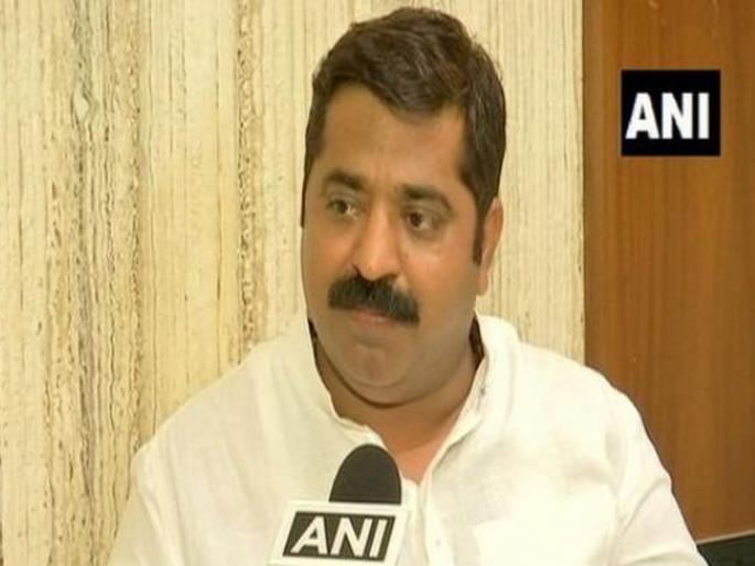 Cut the Ram Kadam's tongue and get five lakh rupees, the statement by former minister | राम कदम यांची जीभ छाटा, आणि पाच लाख रुपये मिळवा, माजी मंत्र्याचे चिथावणीखोर वक्तव्य  Cut the Ram Kadam's tongue and get five lakh rupees, the statement by former minister | राम कदम यांची जीभ छाटा, आणि पाच लाख रुपये मिळवा, माजी मंत्र्याचे चिथावणीखोर वक्तव्य