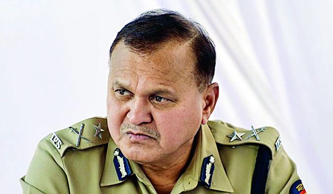 In the period of election time, prohibition of arms in public places | निवडणूक कालावधीत सार्वजनिक ठिकाणी शस्त्रास्त्र बाळगण्यास मनाई In the period of election time, prohibition of arms in public places | निवडणूक कालावधीत सार्वजनिक ठिकाणी शस्त्रास्त्र बाळगण्यास मनाई