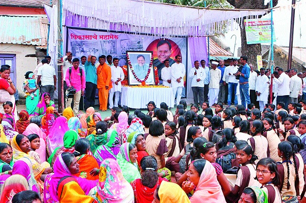 Samantarms were graced by the memories of Kite Ganga: Villages of Asthalasan Darshan | पतंगरावांच्या आठवणींनी समाजमन गहिवरले : अस्थिकलशाचे गावोगावी दर्शन  Samantarms were graced by the memories of Kite Ganga: Villages of Asthalasan Darshan | पतंगरावांच्या आठवणींनी समाजमन गहिवरले : अस्थिकलशाचे गावोगावी दर्शन