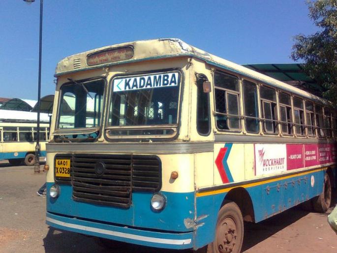 Smoke from the Kadambha bus | विद्यार्थ्यांना घेऊन जाणाऱ्या कदंब बसमधून धूर
