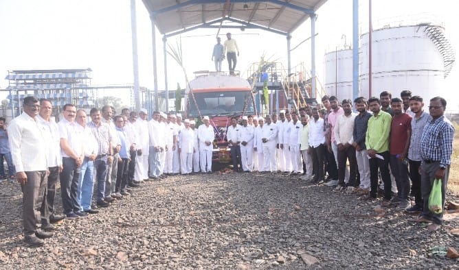 Latest news Ethanol from Kadwa Sugar Factory distributed to Petroleum Company | कादवा साखर कारखान्याचा इथेनॉल पेट्रोलियम कंपनीला वितरित, कंपोस्ट खताचीही निर्मिती  Latest news Ethanol from Kadwa Sugar Factory distributed to Petroleum Company | कादवा साखर कारखान्याचा इथेनॉल पेट्रोलियम कंपनीला वितरित, कंपोस्ट खताचीही निर्मिती