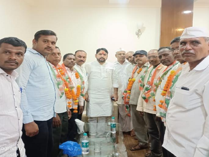 100 workers from 9 villages joined Congress in Kadegaon taluka sangli district | सांगली: कडेगावात काँग्रेसचा भाजप-राष्ट्रवादीला धक्का, आगामी निवडणुकीच्या पार्श्वभूमीवर कार्यकर्त्यांचे इनकमिंग 100 workers from 9 villages joined Congress in Kadegaon taluka sangli district | सांगली: कडेगावात काँग्रेसचा भाजप-राष्ट्रवादीला धक्का, आगामी निवडणुकीच्या पार्श्वभूमीवर कार्यकर्त्यांचे इनकमिंग