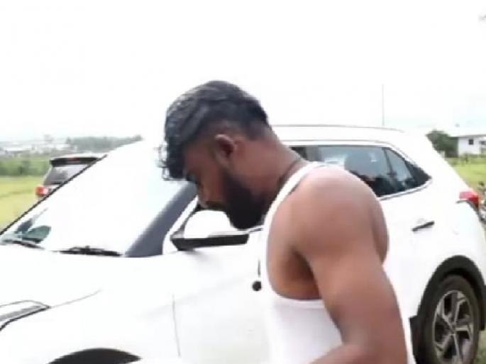 Bribe demanded for passing the tractor trolley, Angry citizens took off their clothes in Kadegaon Sangli district | ट्रॅक्टर ट्रॉली पासिंग करून देण्यासाठी मागितली लाच, त्याने केलं अस काही की सारेच झाले अवाक् Bribe demanded for passing the tractor trolley, Angry citizens took off their clothes in Kadegaon Sangli district | ट्रॅक्टर ट्रॉली पासिंग करून देण्यासाठी मागितली लाच, त्याने केलं अस काही की सारेच झाले अवाक्