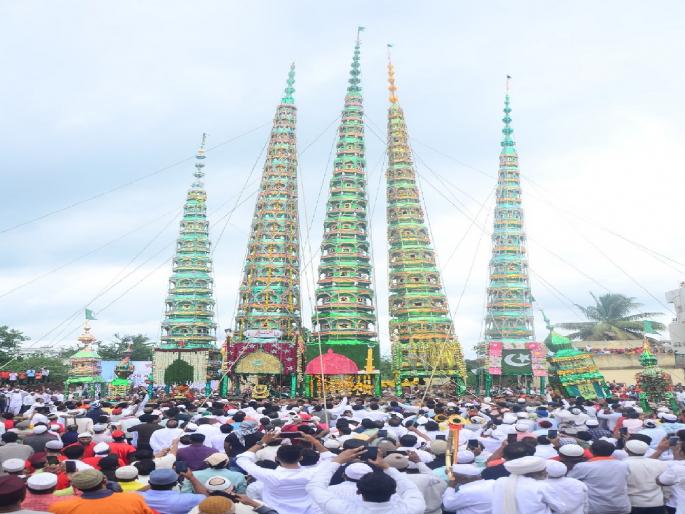 Skyscraper coffins visit in Kadegaon in excitement, Famous in the country as a symbol of Hindu Muslim unity | Sangli: कडेगावात गगनचुंबी ताबूतांच्या भेटी उत्साहात, हिंदू-मुस्लिम ऐक्याचे प्रतिक म्हणून देशात प्रसिद्ध
