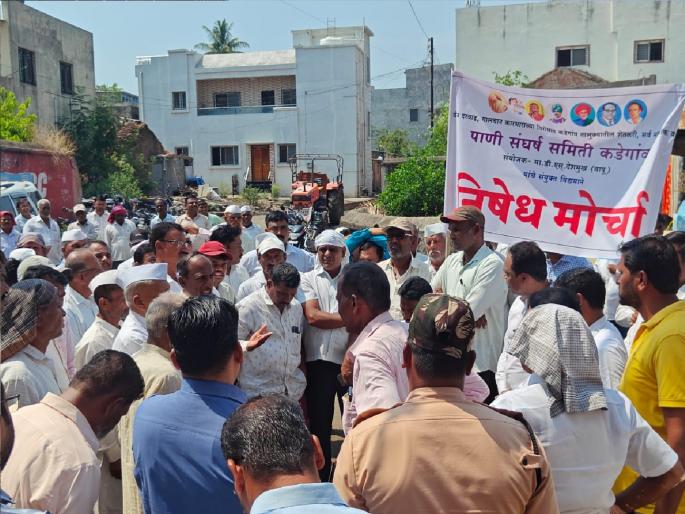Protest march, Pani Sangharsh Committee and all-party organizations are aggressive in Kadegaon against the mismanagement of Mahavitaran | महावितरणच्या गलथान कारभाराविरोधात कडेगावात निषेध मोर्चा, पाणी संघर्ष समिती व सर्वपक्षीय संघटना आक्रमक Protest march, Pani Sangharsh Committee and all-party organizations are aggressive in Kadegaon against the mismanagement of Mahavitaran | महावितरणच्या गलथान कारभाराविरोधात कडेगावात निषेध मोर्चा, पाणी संघर्ष समिती व सर्वपक्षीय संघटना आक्रमक