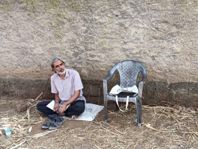 The ideal of friendship in the struggle against the solar power project in Shirasgaon; | शिरसगावच्या सौरऊर्जा प्रकल्प विरोधातील संघर्षात मित्रप्रेमाचा आदर्श; उपोषणकर्ते संभाजी मांडके यांना मुंबईच्या मित्राची साथ The ideal of friendship in the struggle against the solar power project in Shirasgaon; | शिरसगावच्या सौरऊर्जा प्रकल्प विरोधातील संघर्षात मित्रप्रेमाचा आदर्श; उपोषणकर्ते संभाजी मांडके यांना मुंबईच्या मित्राची साथ