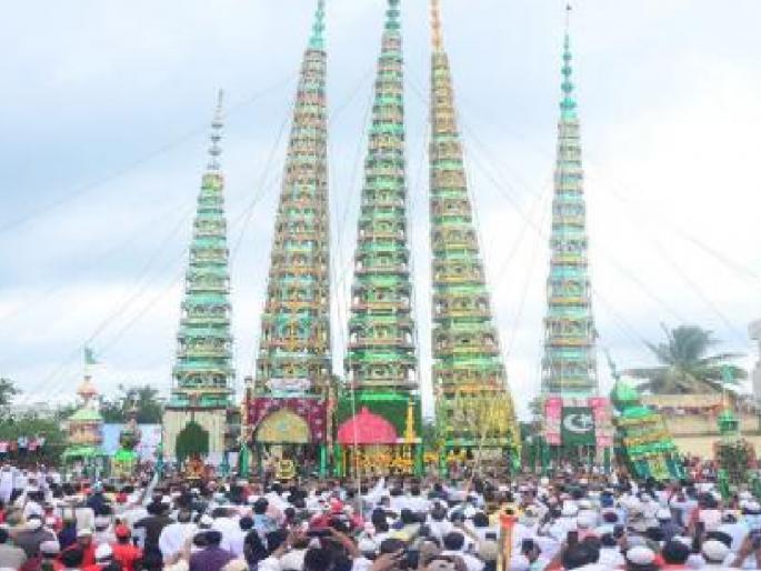 Skyscraper coffin visiting ceremony held in Kadegaon, Sangli, symbol of Hindu-Muslim unity | सांगलीतील कडेगावात रंगला गगनचुंबी ताबूत भेटींचा सोहळा, हिंदू-मुस्लीम ऐक्याचे प्रतीक Skyscraper coffin visiting ceremony held in Kadegaon, Sangli, symbol of Hindu-Muslim unity | सांगलीतील कडेगावात रंगला गगनचुंबी ताबूत भेटींचा सोहळा, हिंदू-मुस्लीम ऐक्याचे प्रतीक