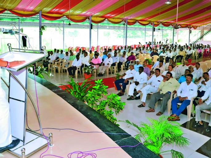 Close the factories for the tripartite committee | त्रिपक्षीय समितीसाठी कारखाने बंद करू Close the factories for the tripartite committee | त्रिपक्षीय समितीसाठी कारखाने बंद करू