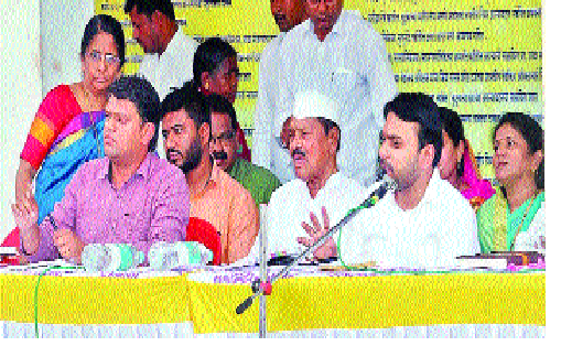 The chaos of the officers in the airport | कडेगावात अधिकाऱ्यांच्या अनागोंदीचे वाभाडे The chaos of the officers in the airport | कडेगावात अधिकाऱ्यांच्या अनागोंदीचे वाभाडे