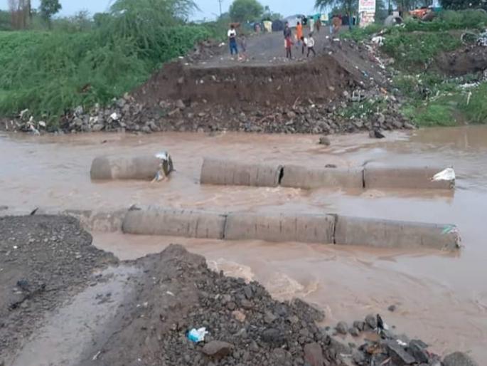 Due to heavy rains, a temporary bridge was swept away by the flood on Kadinadi | मुसळधार पावसाचा तडाखा, कडीनदीच्या पुरात तात्पुरता पूल गेला वाहून Due to heavy rains, a temporary bridge was swept away by the flood on Kadinadi | मुसळधार पावसाचा तडाखा, कडीनदीच्या पुरात तात्पुरता पूल गेला वाहून