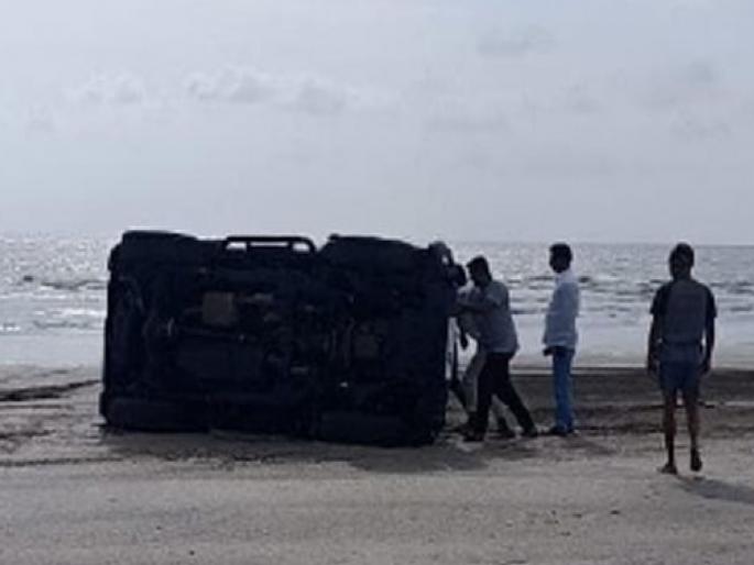Pune tourists were involved in a stunt at Karde beach, the car overturned due to loss of control | Ratnagiri: कर्दे समुद्रकिनारी स्टंटबाजी आली पुण्यातील पर्यटकांच्या अंगाशी, नियंत्रण सुटल्याने कार उलटली  Pune tourists were involved in a stunt at Karde beach, the car overturned due to loss of control | Ratnagiri: कर्दे समुद्रकिनारी स्टंटबाजी आली पुण्यातील पर्यटकांच्या अंगाशी, नियंत्रण सुटल्याने कार उलटली