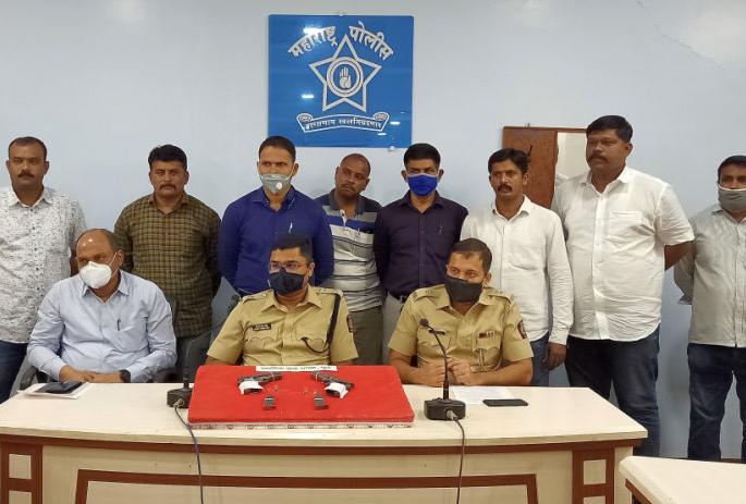 Police arrested three persons carrying village pistols | गावठी पिस्तुल बाळगणाऱ्या तिघांना पोलिसांनी पकडले Police arrested three persons carrying village pistols | गावठी पिस्तुल बाळगणाऱ्या तिघांना पोलिसांनी पकडले